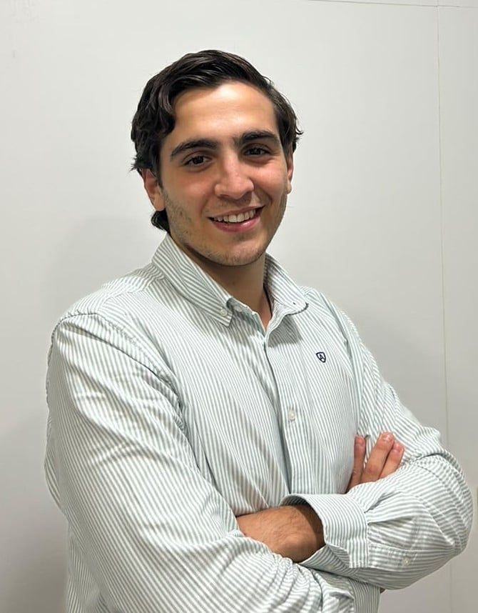 Ángel Linares, sonriente, con camisa de rayas y los brazos cruzados